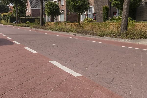 nieuwe situatie: herinrichting met stille straatstenen in rijbaan en fietspad