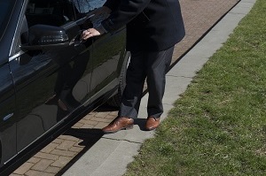 brede uitstapband langs parkeren