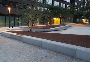 Seat solar met parkbanden in groeneiland.