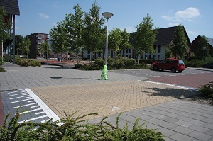 Verhoogd kruispunt in woonwijk Verhoogd kruispunt in woonwijk