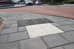 Geleidelijn met rubber waarschuwingstegels Geleidelijn met rubber waarschuwingstegels