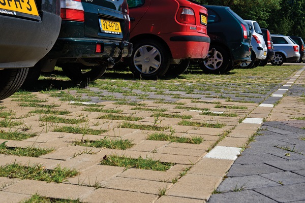 Groen parkeervak samengesteld uit Keranova betonstraatstenen en Greenbrick grasbestrating.