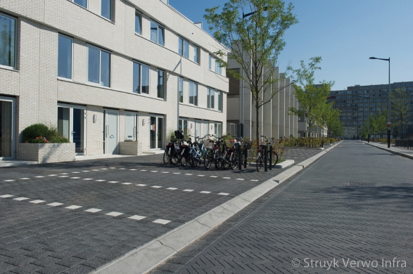 Schoolplein met patroon van betonstraatstenen