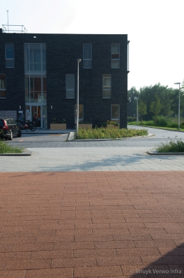 Zitbank van beton op schoolplein|parkbank|buitenmeubilair beton