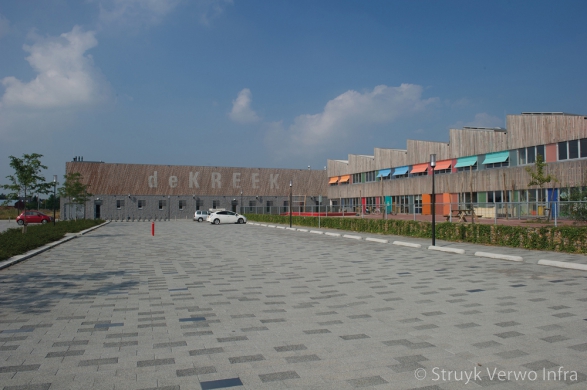 Solid zitelement op schoolplein|sportpark de Thij|parkband|buitenmeubilair beton