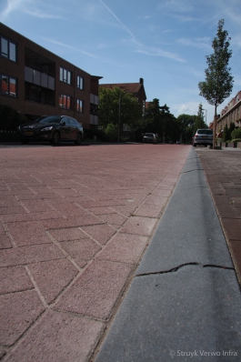 Betonnen sierpaal op trottoir|sierpaal in hardsteen kleur|lage afzetpaal beton