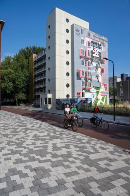 Betonnen banken rondom voetbalpleintje|Schout Heinrichplein Rotterdam|parkbanden beton|keerelementen beton