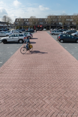 Betonnen bank om uit te rusten naast fietssnelweg|parkmeubilair beton