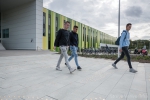 Bestrating op boulevard Airport Eindhoven|gestraalde betonstraatstenen