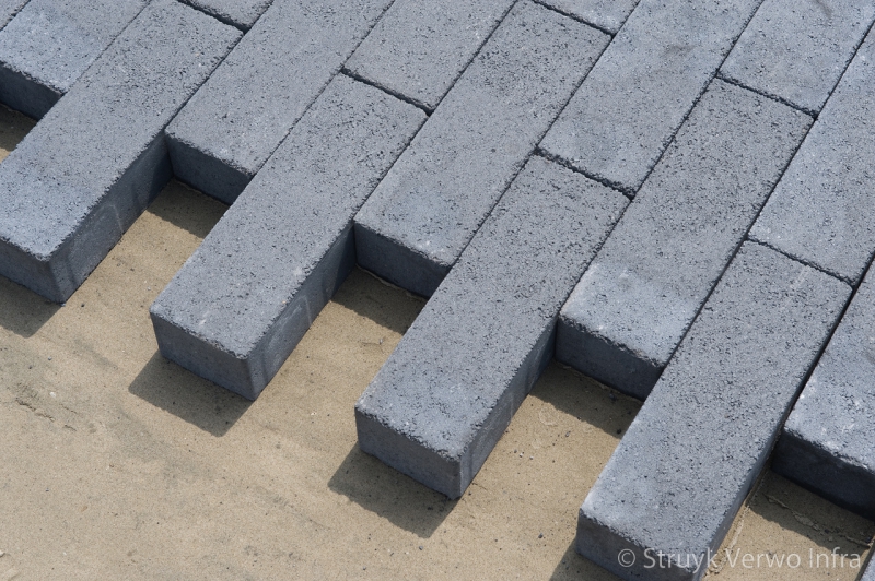 Betonstraatstenen grijsrood 33x11 gewassen betonklinkers